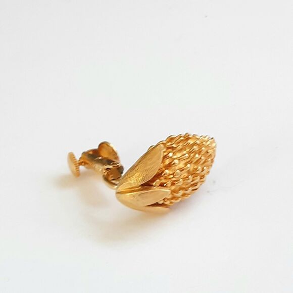 Vintage Signed Coro Textured Gold Tone Clip On Earrings Retro Lovely - Picture 5 of 6